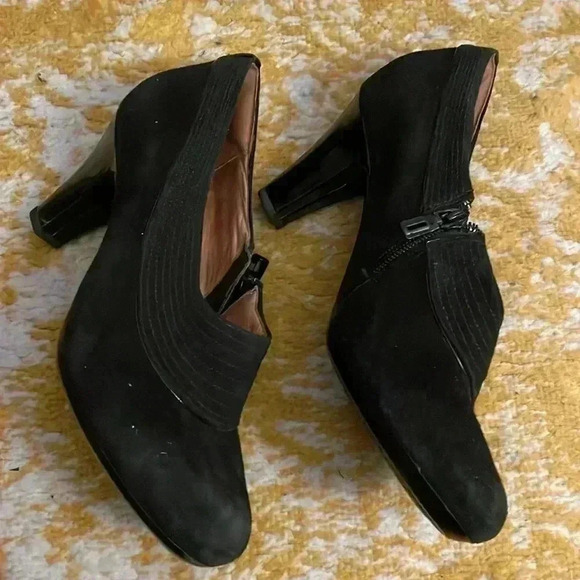 Clarks tige de cuir suede embroidered size, zipper heels, 7.5 - Picture 2 of 8